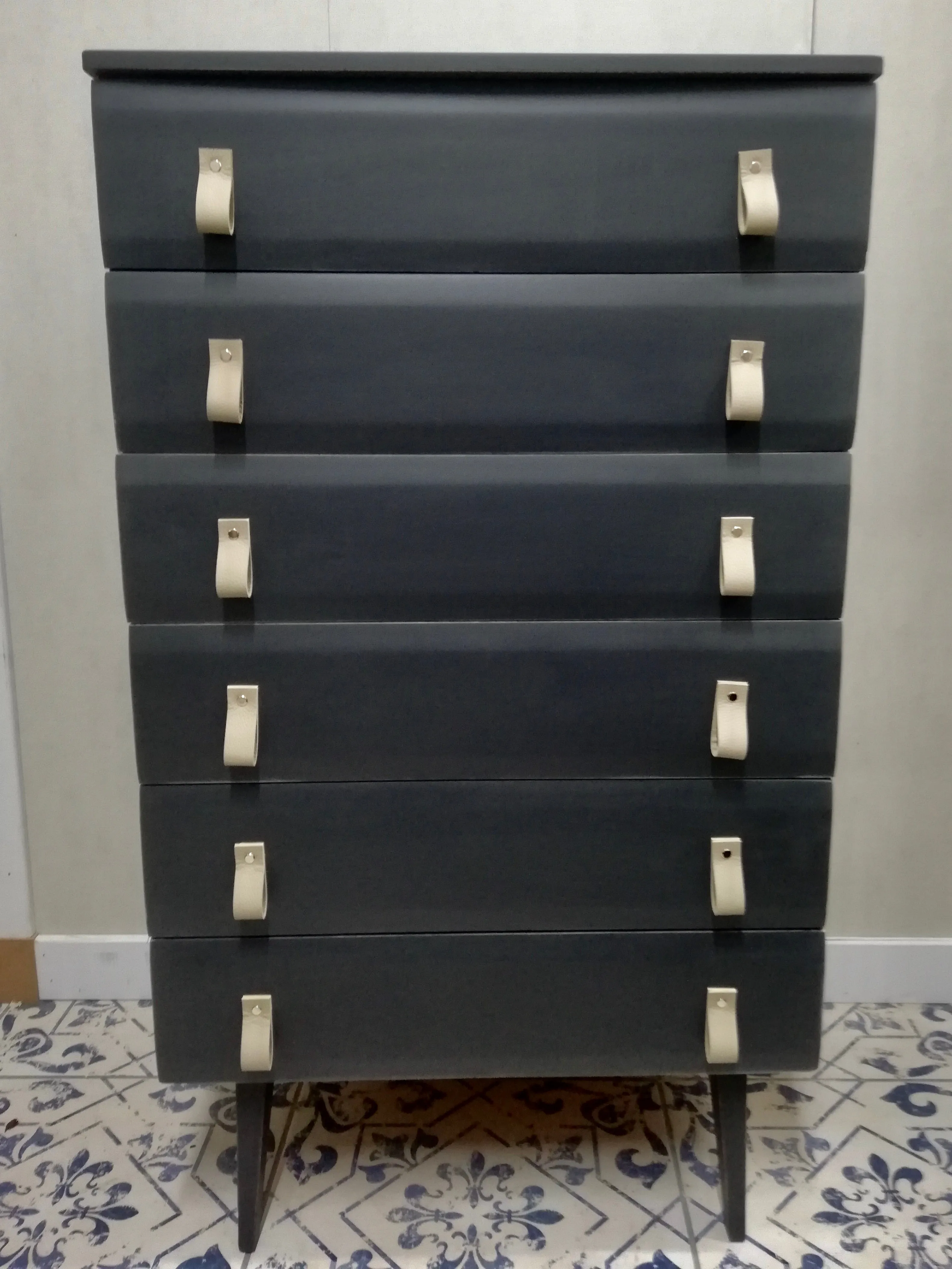 Vintage chest of drawers -painted in Fusion Mineral Paint Ash