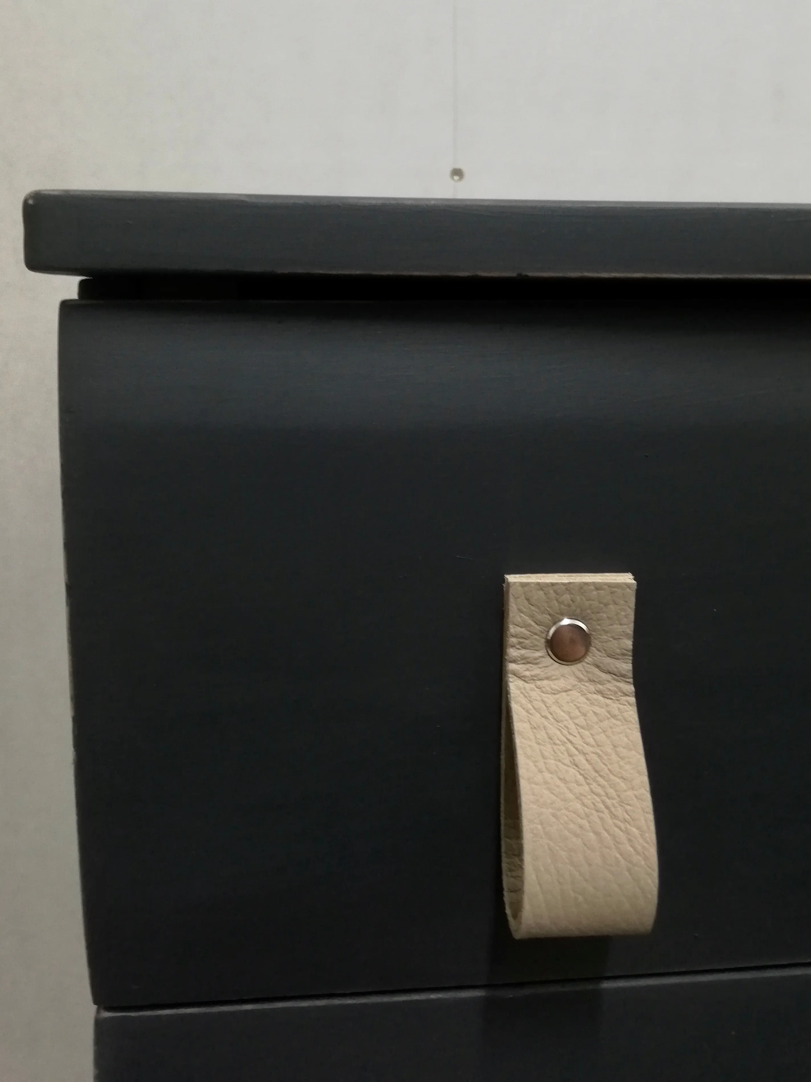 Vintage chest of drawers -painted in Fusion Mineral Paint Ash